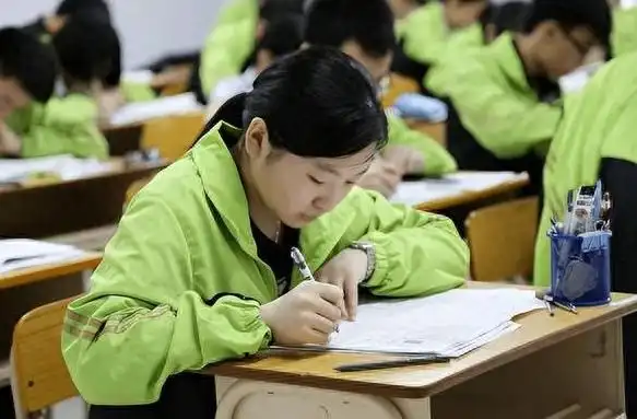 高考复读生激增,应届生升学遇困境,教育内卷加剧