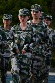 南华大学2025级药学院新生军训,多项荣誉彰显青春风采