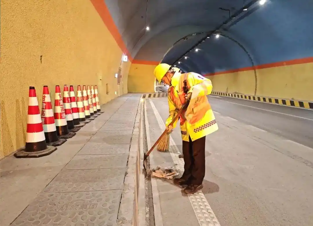 高速养护人昼夜坚守,保障道路畅通,守护你的出行安全