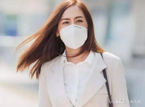 新冠放开后有人不再防护,病毒还在,未来有4个结局要注意