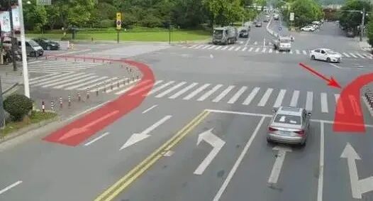城区开车注意3种违章行为:右转弯压线、实线变道、不按导向行驶