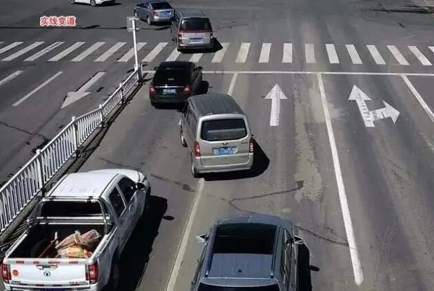 城区开车注意3种违章行为:右转弯压线、实线变道、不按导向行驶