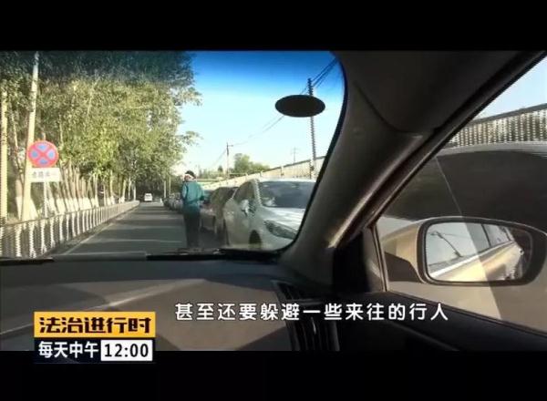 昌平立汤路二手车市场违停严重,交警集中整治
