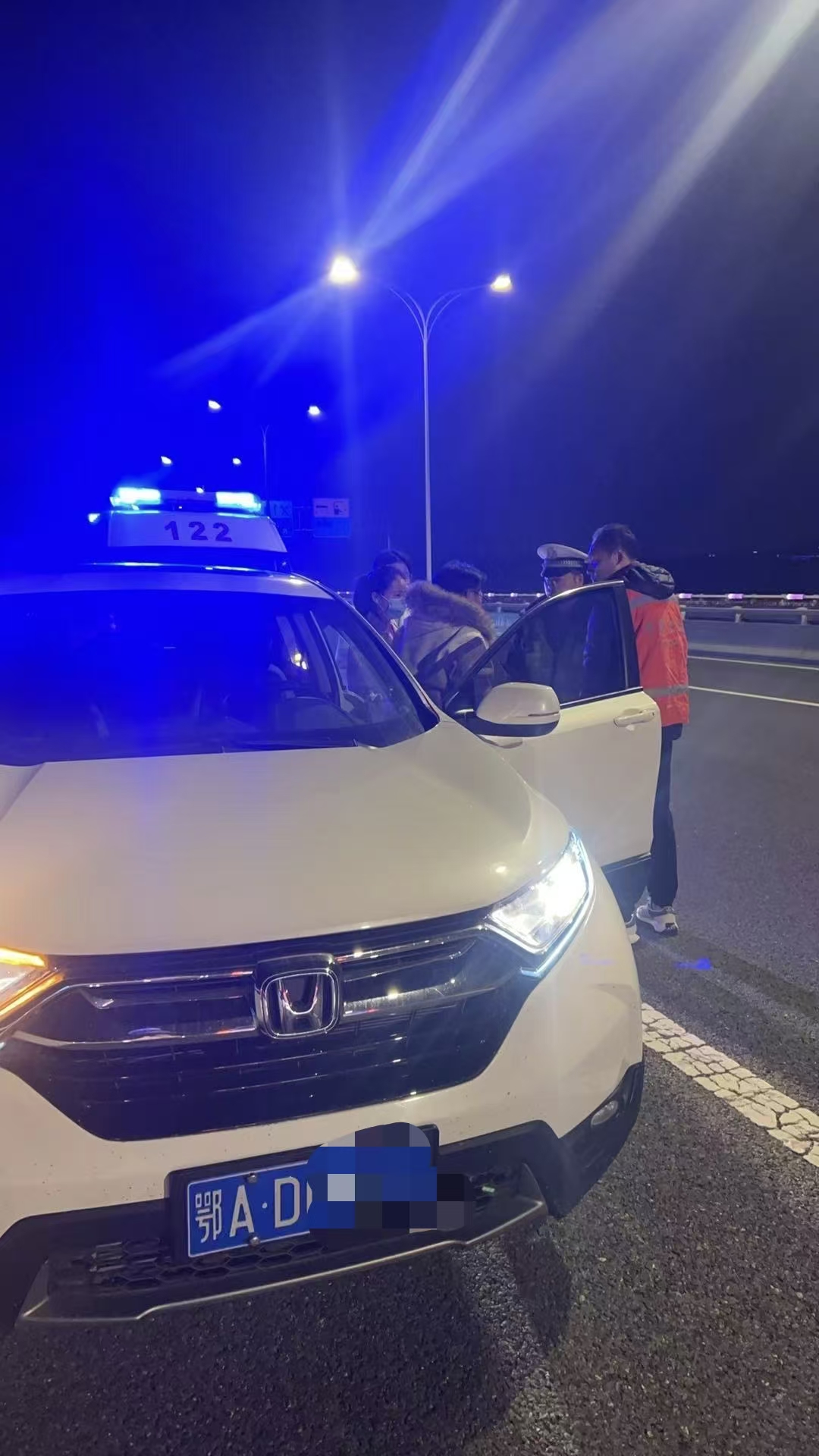 高速交警:保障交通安全畅通,紧急救援与秩序管控两手抓