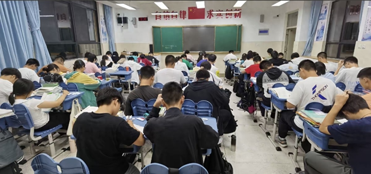 高考完学生聊成绩，说说高中数学、英语、物理考多少分算厉害