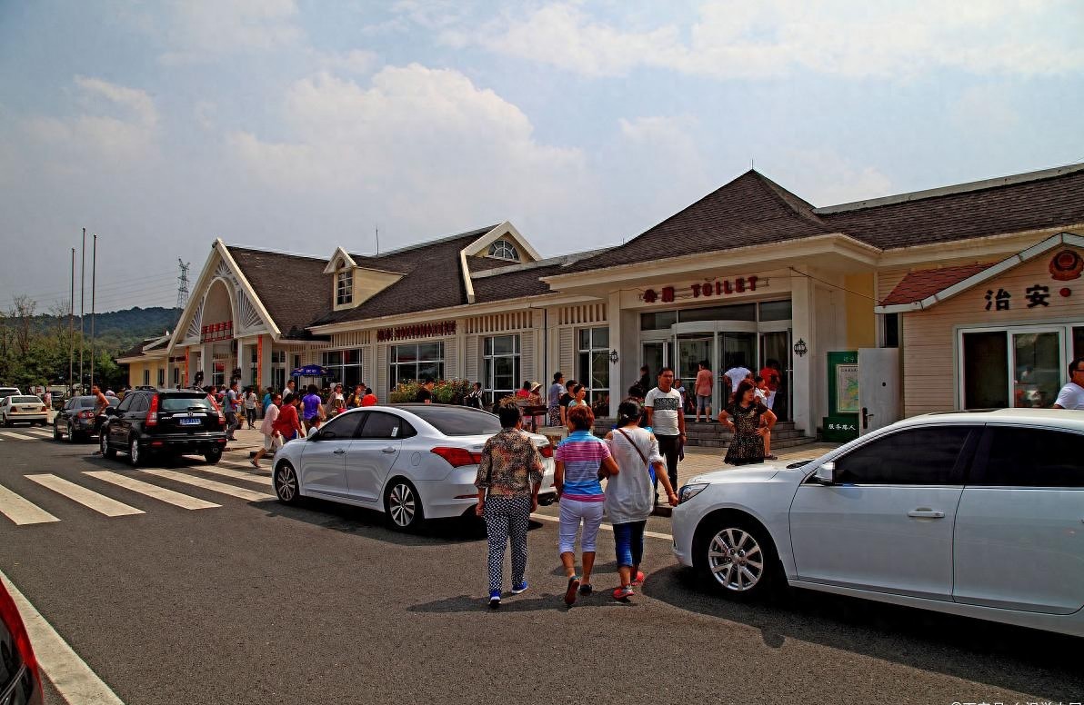 高速服务区靠啥盈利？免费服务背后的赚钱门道全在这儿