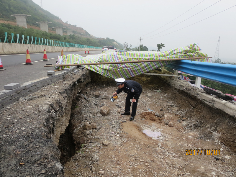 国庆中秋双节期间,三门峡高速交警全员上路保畅通