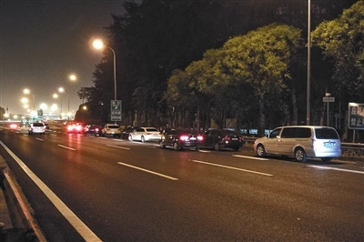 首都机场高速应急车道乱象：违规停车为省费，隐患大