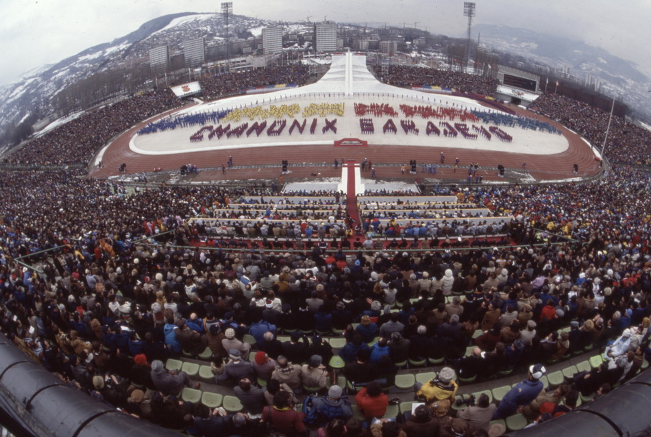 第十三届、十四届冬奥会举办时间及中国代表团首次亮相情况