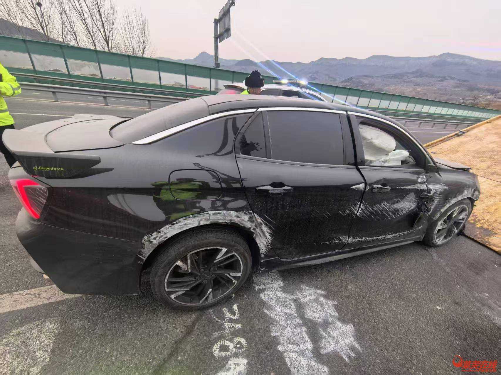 山东高速隧道：智能驾驶引事故，交警快速处置保畅通