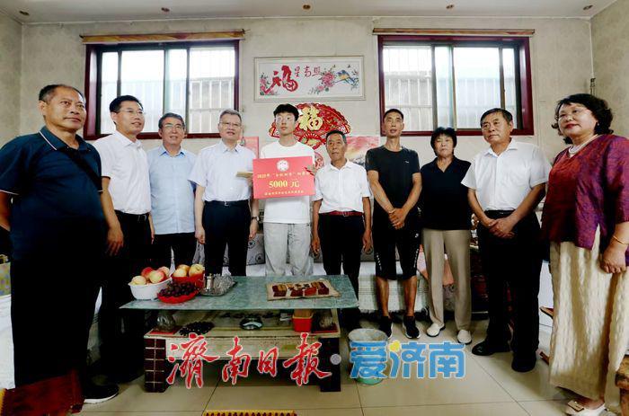 济南老区革命后代大学新生获5000元助学金