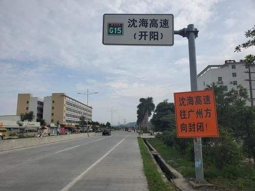 高速路牌设计引车主吐槽,中文小英文大存隐患盼整改