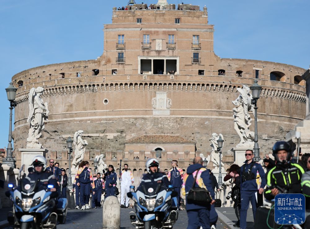 2026年米兰-科尔蒂纳冬奥会火炬在意大利罗马传递精彩亮相