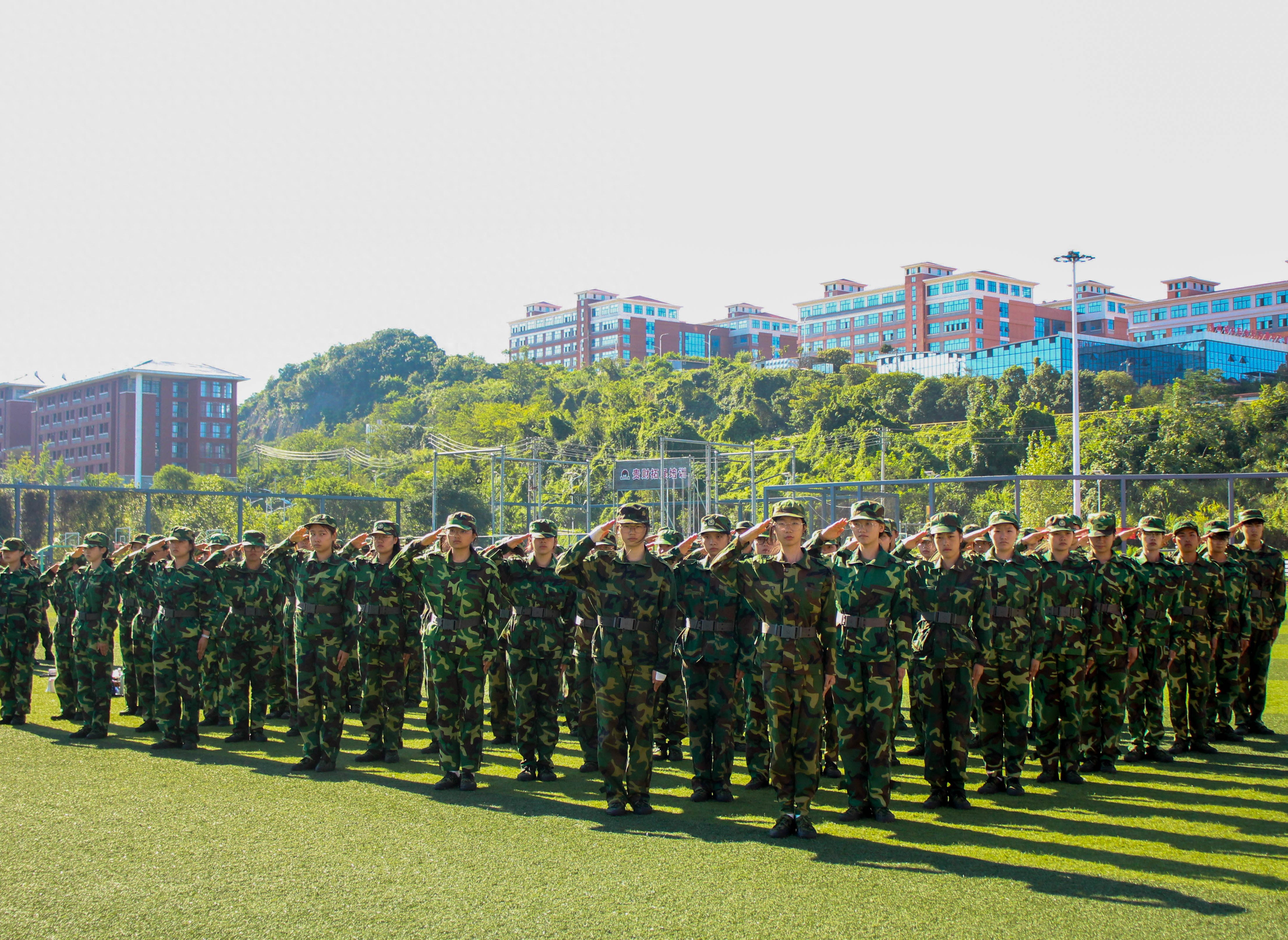 大学军训学包扎和狙击，7000余名新生练技能