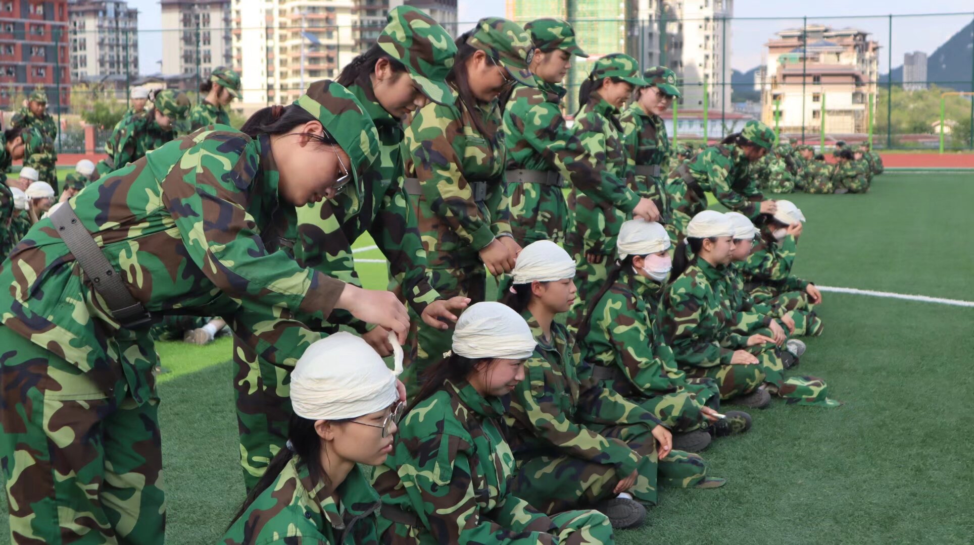 大学军训学包扎和狙击,7000余名新生练技能